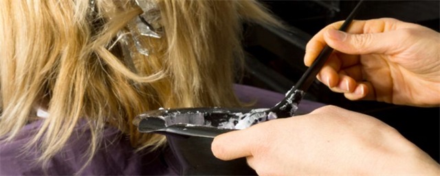  染发膏染到头皮要不要紧，染发膏染到头皮要紧吗