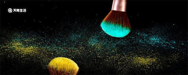 蜜粉怎么用不卡粉，蜜粉怎么用