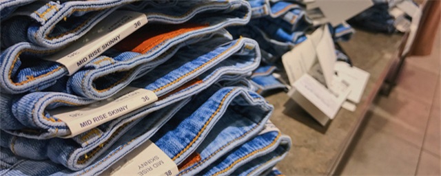 牛仔裤怎么弄成破洞的，牛仔裤怎么弄破洞