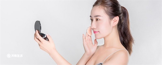 遮瑕膏和粉底液的顺序，先上遮瑕膏还是粉底液