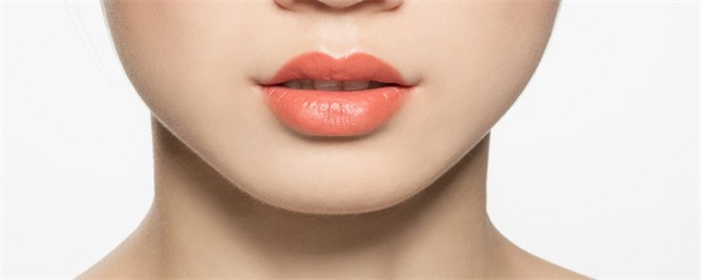 口红如何叠涂，口红色号的叠涂方法