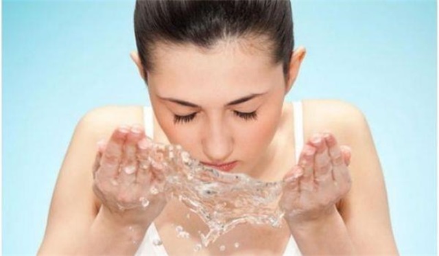 洗完脸后先涂水还是乳，正确顺序在这