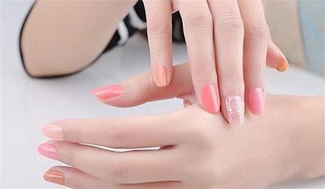 涂彩色指甲油要涂底油吗，指甲油能用卸妆油卸吗，