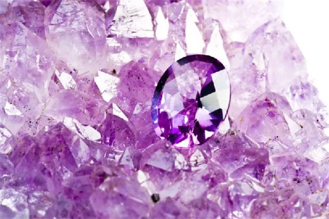 紫水晶买什么样的好，紫水晶买深紫色还是浅紫色的