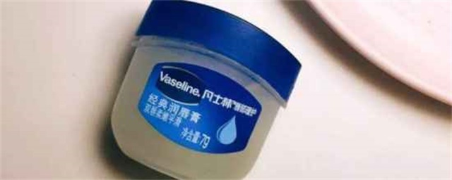 凡士林去黑头有效吗，凡士林修护晶冻可以擦脸吗