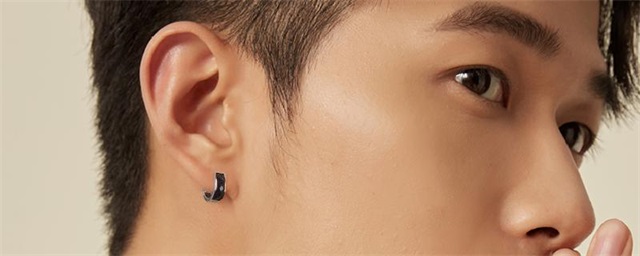 男性打耳钉有什么讲究吗