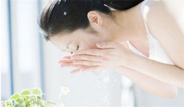 长期清水洗脸对皮肤有什么影响，清水和洗面奶洗脸区别