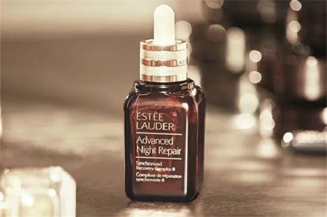 雅诗兰黛小棕瓶可以直接涂在脸上吗，雅诗兰黛小棕瓶可以淡斑吗