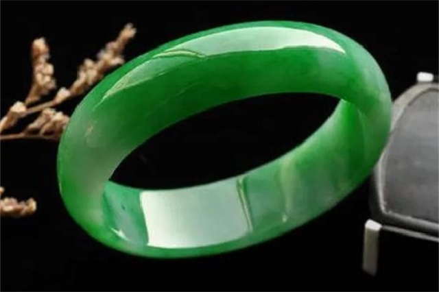 翡翠手镯泡水里有气泡什么情况，翡翠手镯买回来需要用水泡一下吗
