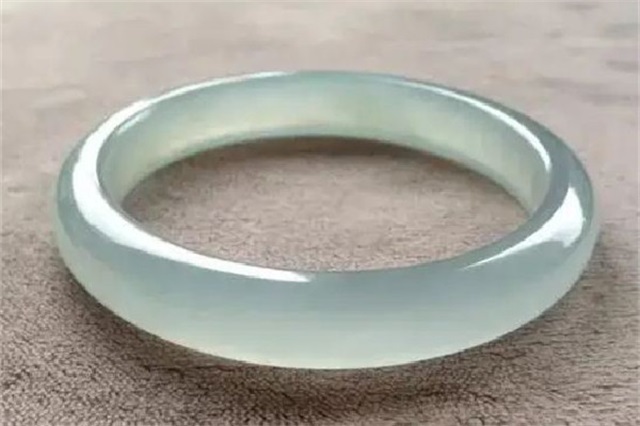 翡翠手镯买多少钱的好，翡翠手镯是飘花的好还是纯色的好