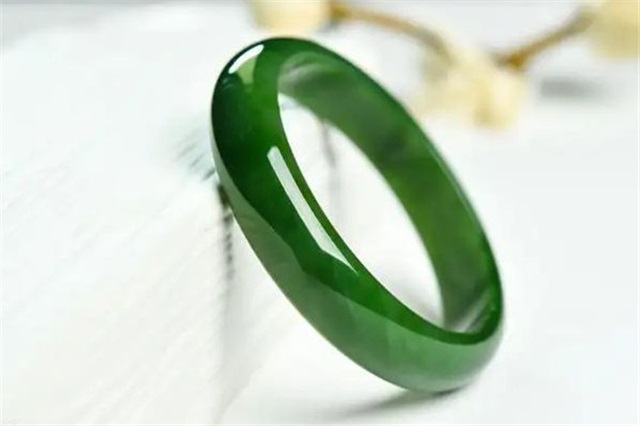 翡翠手镯用什么灯光鉴定，翡翠手镯用紫光照为什么会有荧光