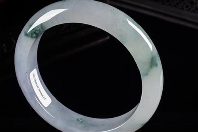 翡翠手镯多久保养一次，翡翠手镯用什么油保养