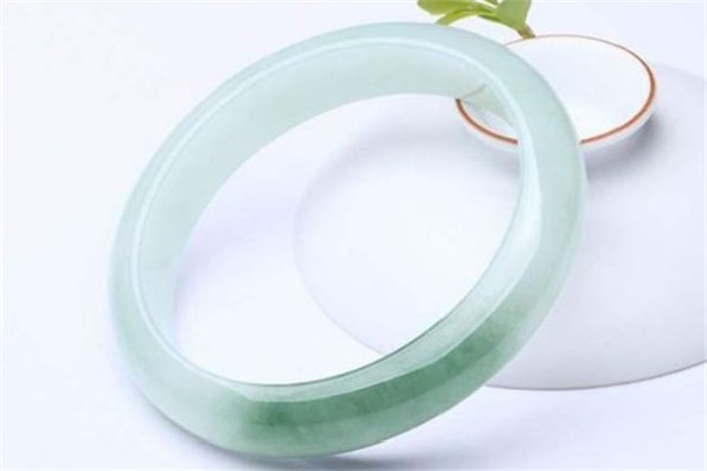 翡翠手镯棉絮多是不是不好，翡翠手镯棉絮多怎么养才能透