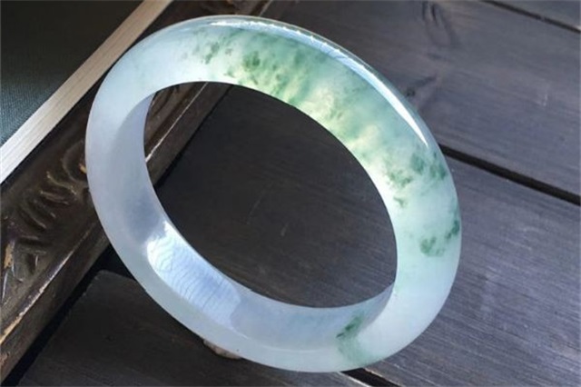 翡翠手镯买大点好还是买小点好，翡翠手镯怎么选圈口