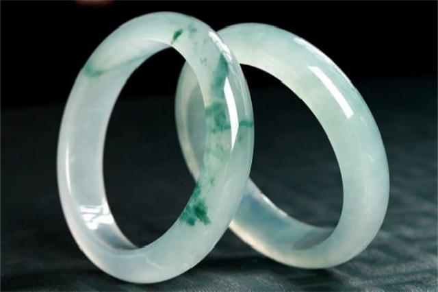 翡翠手镯声音清脆是真的吗，翡翠手镯怎么看真假