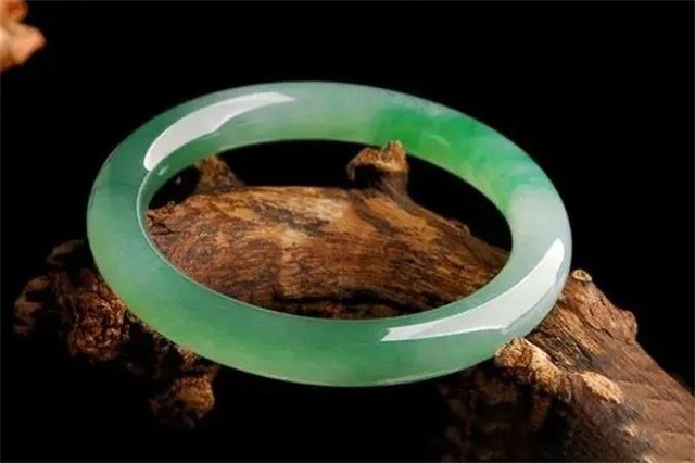 翡翠手镯怎么看品质，翡翠手镯怎么选才是最好的