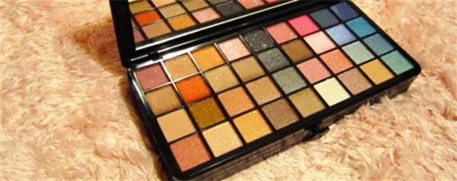 皮肤黄适合什么颜色的眼影