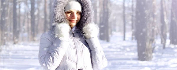 羽绒服适合搭配什么裤子，羽绒服如何搭配裤子