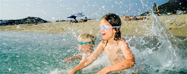 镀膜泳镜和不镀膜泳镜的区别，泳镜镀膜和不镀膜的区别