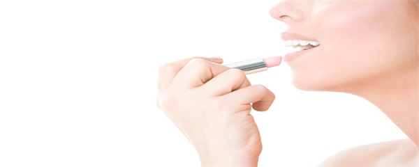 润唇膏能涂在脸上吗，润唇膏可以涂在脸上吗