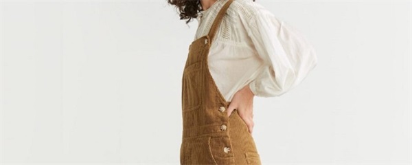 灯芯绒背带裤如何搭上衣，灯芯绒背带裤怎么搭上衣