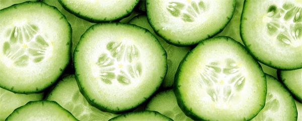 黄瓜敷脸的正确方法，黄瓜可以直接敷在脸上吗