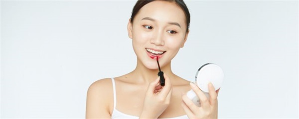 唇彩的使用方法，唇彩怎么用