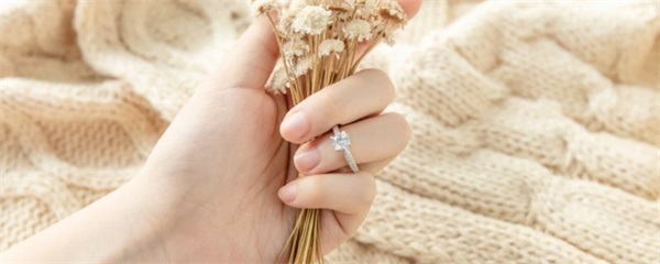 戒指戴在脖子上有哪些说法，戒指挂在脖子上的含义