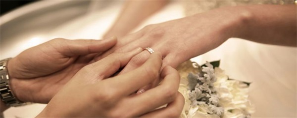 戴上戒指手肿了，戒指摘不下来怎么办