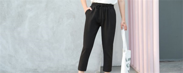  女生黑色运动裤的搭配，黑色运动裤配什么上衣