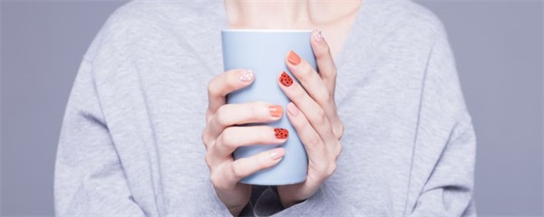 夏天好看的美甲颜色，夏天适合什么颜色的美甲