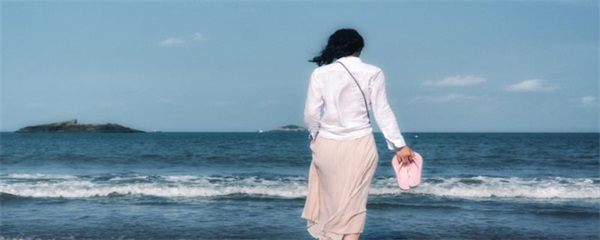  米白色裤子配什么上衣，米白色裤子配什么颜色上衣