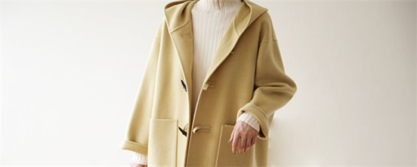  牛角扣大衣怎么搭配，牛角扣大衣的搭配方法