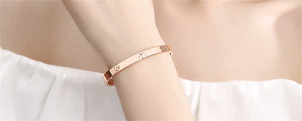  v金戴久了会不会褪色，v金的戴久了会褪色吗