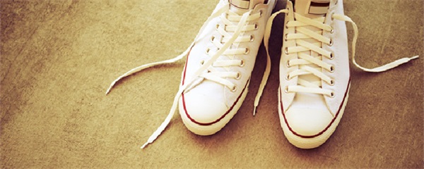 匡威鞋子发黄怎么去除，匡威发黄鞋边怎么清洗