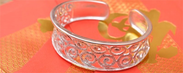  银被氧化变黑如何解决，银被氧化了变黑怎么办