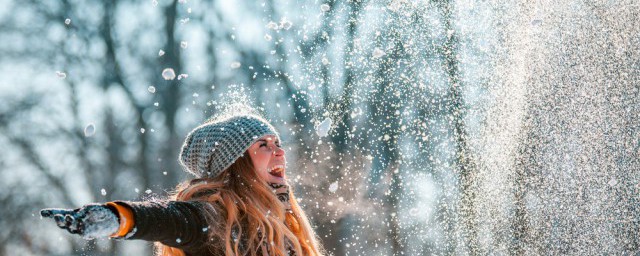 冬天下的颗粒状的雪叫什么，冬天下的颗粒状的雪解释