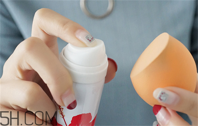 秋冬适合什么妆容？怎样涂口红好看？