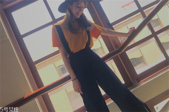 帅气减龄风，2022年流行什么样的背带裤