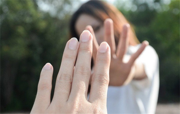 使用精华油按摩，消除鱼尾纹有哪些妙招