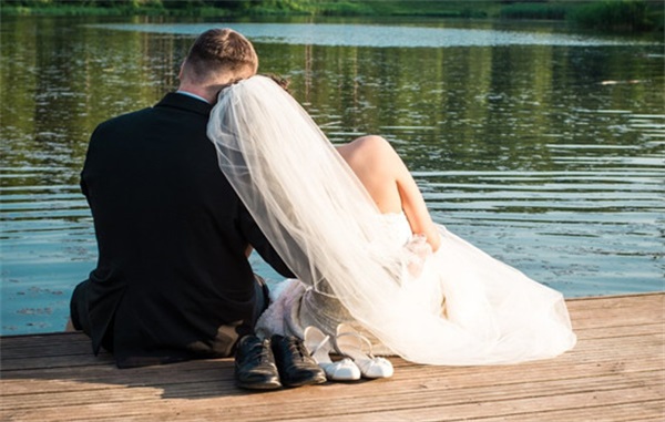 怎样治疗黄褐斑呢，黄褐斑都是由什么原因引起的