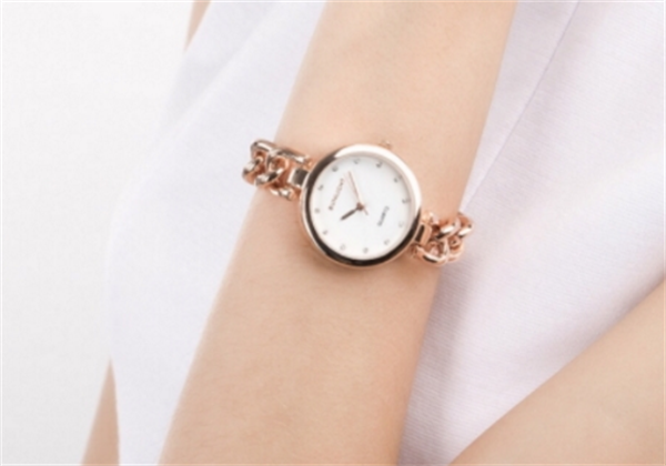 ​阳光照射导致的晒斑，引起晒斑的病因有哪些