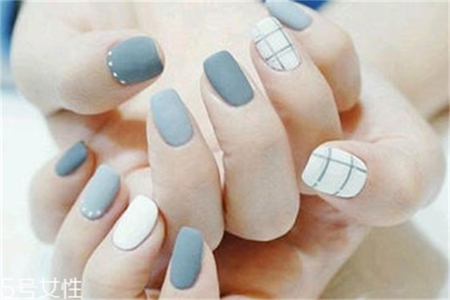 自带高冷气场的奶奶灰美甲，2022奶奶灰跳色美甲图片
