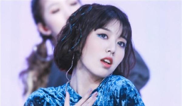 刘人语蓝色眼影怎么画，刘人语蓝色眼影舞台妆步骤图