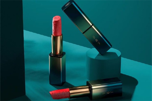 花西子口红会沾杯吗，花西子口红会不会掉色