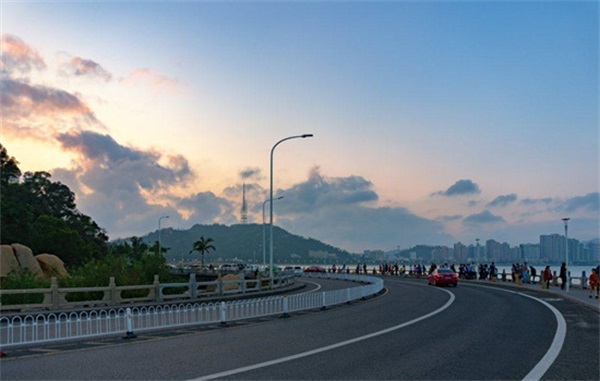 做好护理工作，皮肤晒伤后怎样预防伤口成为晒斑