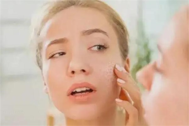 毛孔粗大会导致什么后果，毛孔粗大会自己好吗