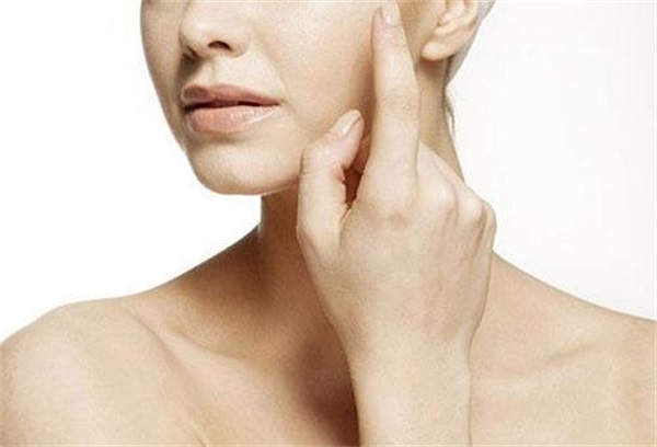 皮肤暗沉该如何改善，皮肤暗沉是什么原因引起的