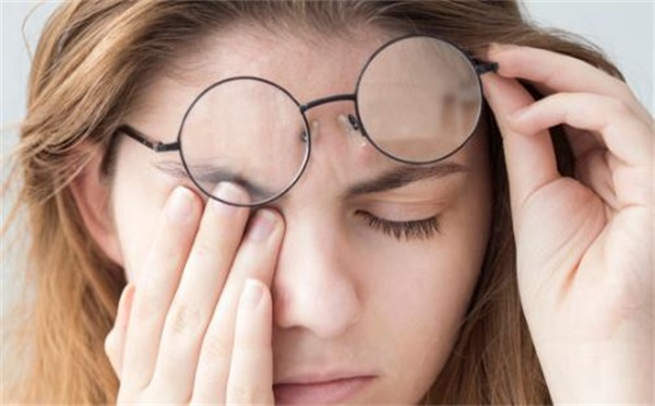 哪些方法有效预防眼袋，教你正确区别卧蚕和眼袋