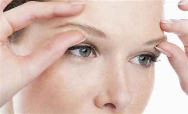 保持良好表情，脸部的皮肤松弛显老态